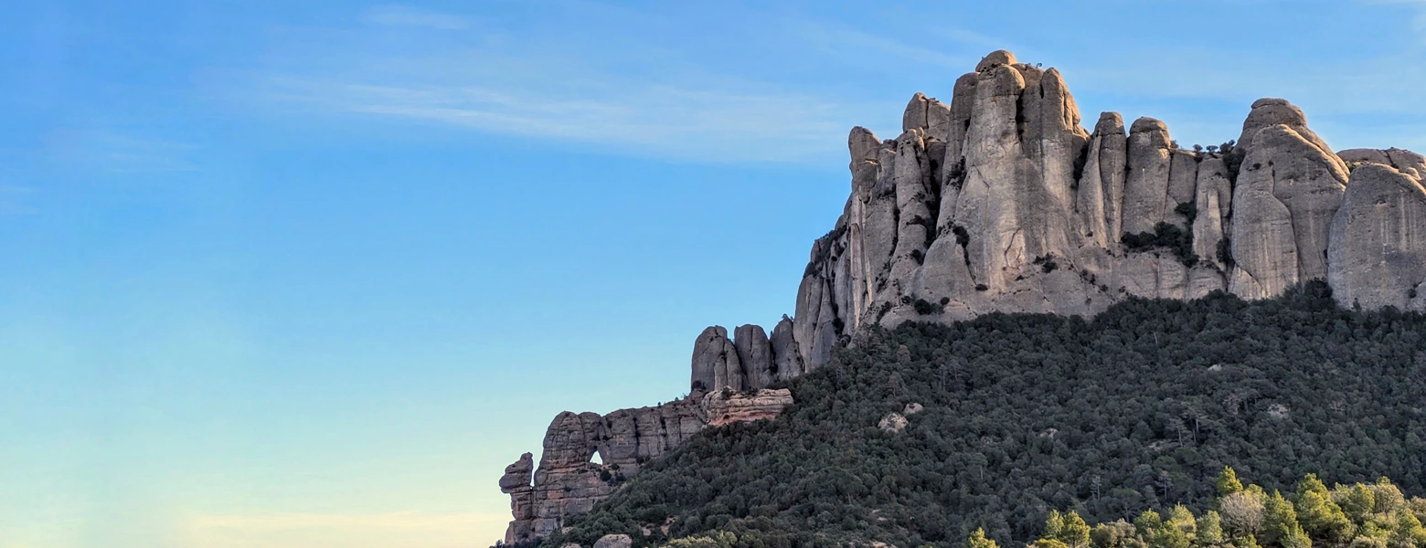 La roca foradada i les agulles de Montserrat