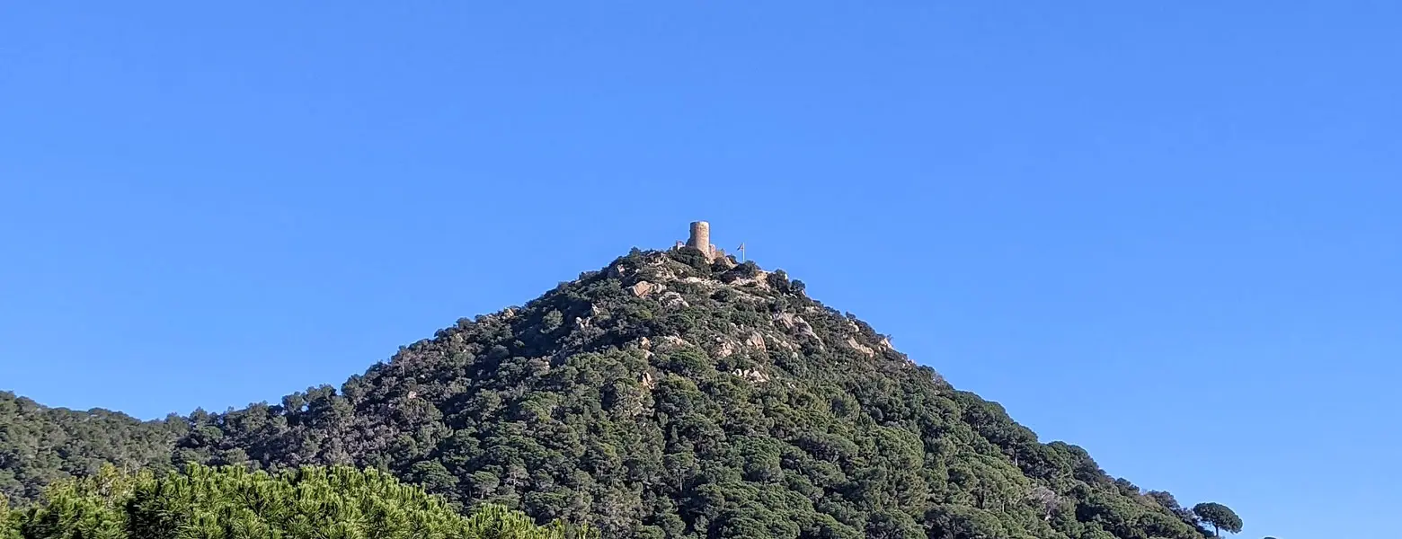 El castell de Burriac i el mirador de Montcabrer