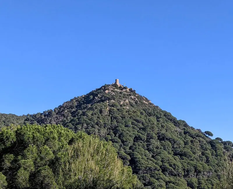 El castillo de Burriac y el mirador de Montcabrer